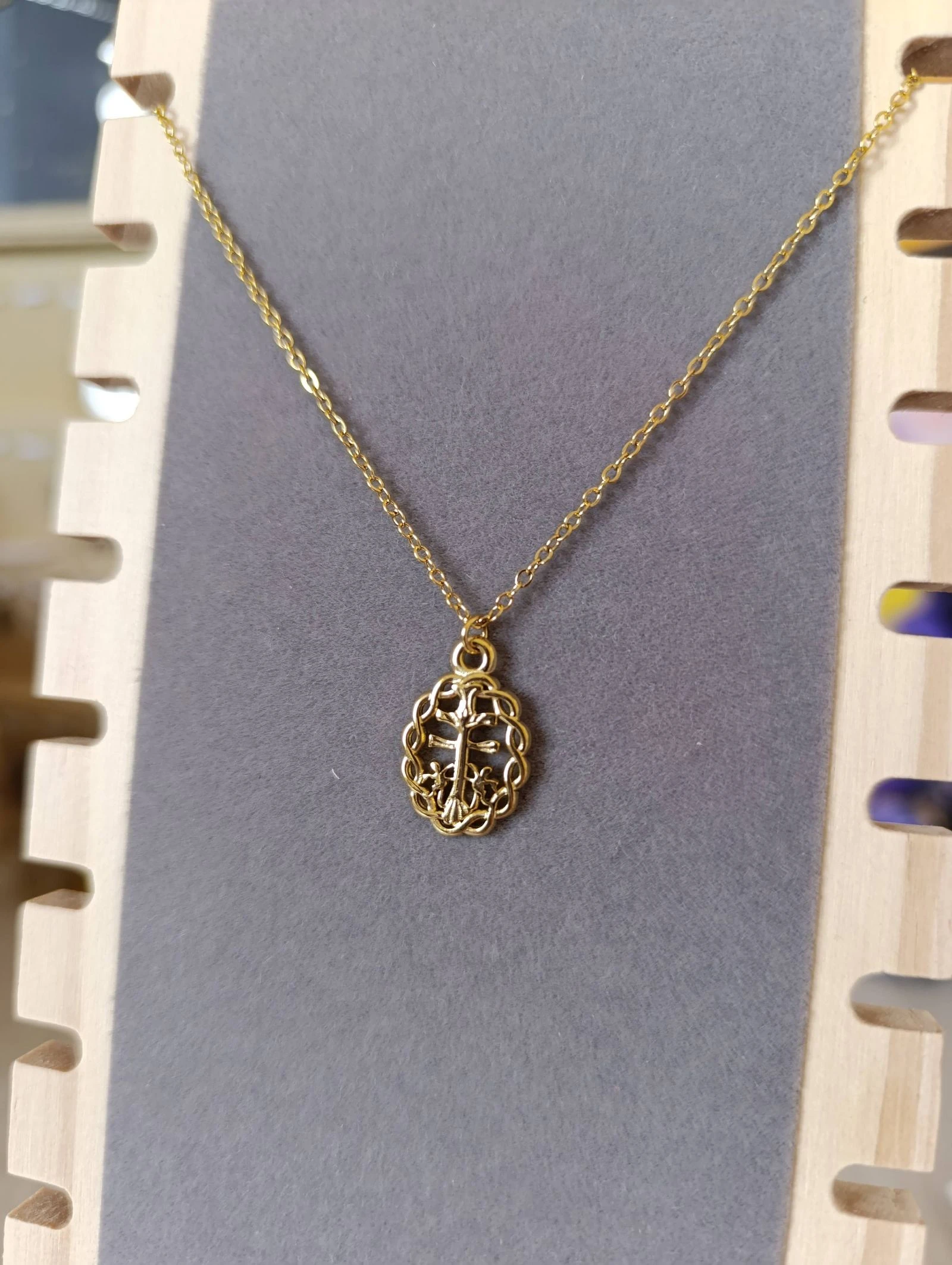 Collar con cruz de caravaca